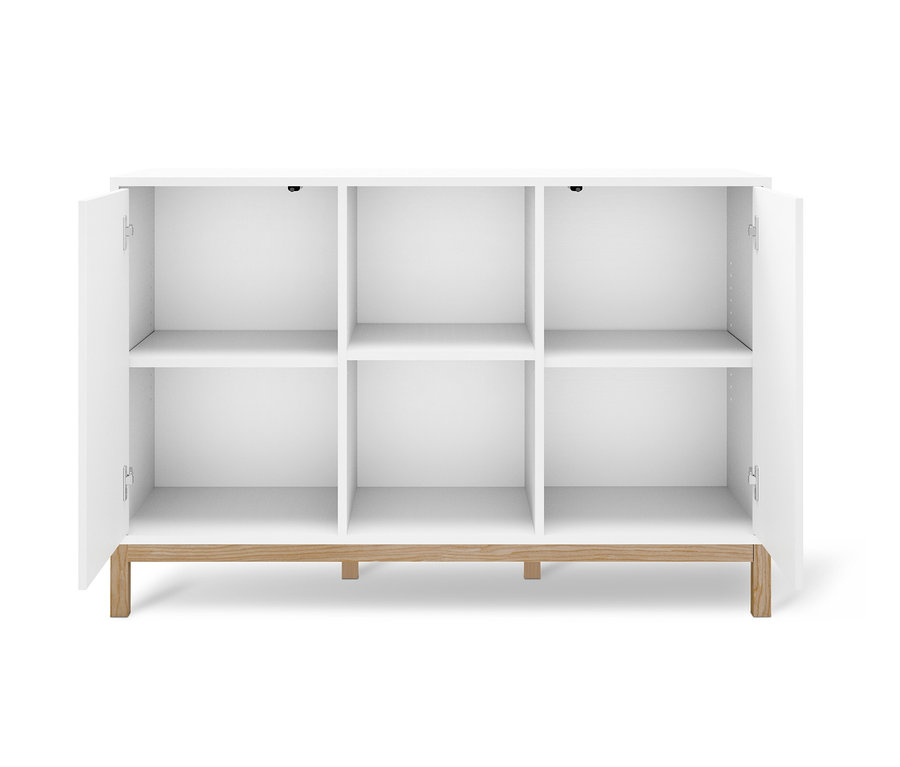 Bílý sideboard se šesti přihrádkami a otevřenými dvířky.