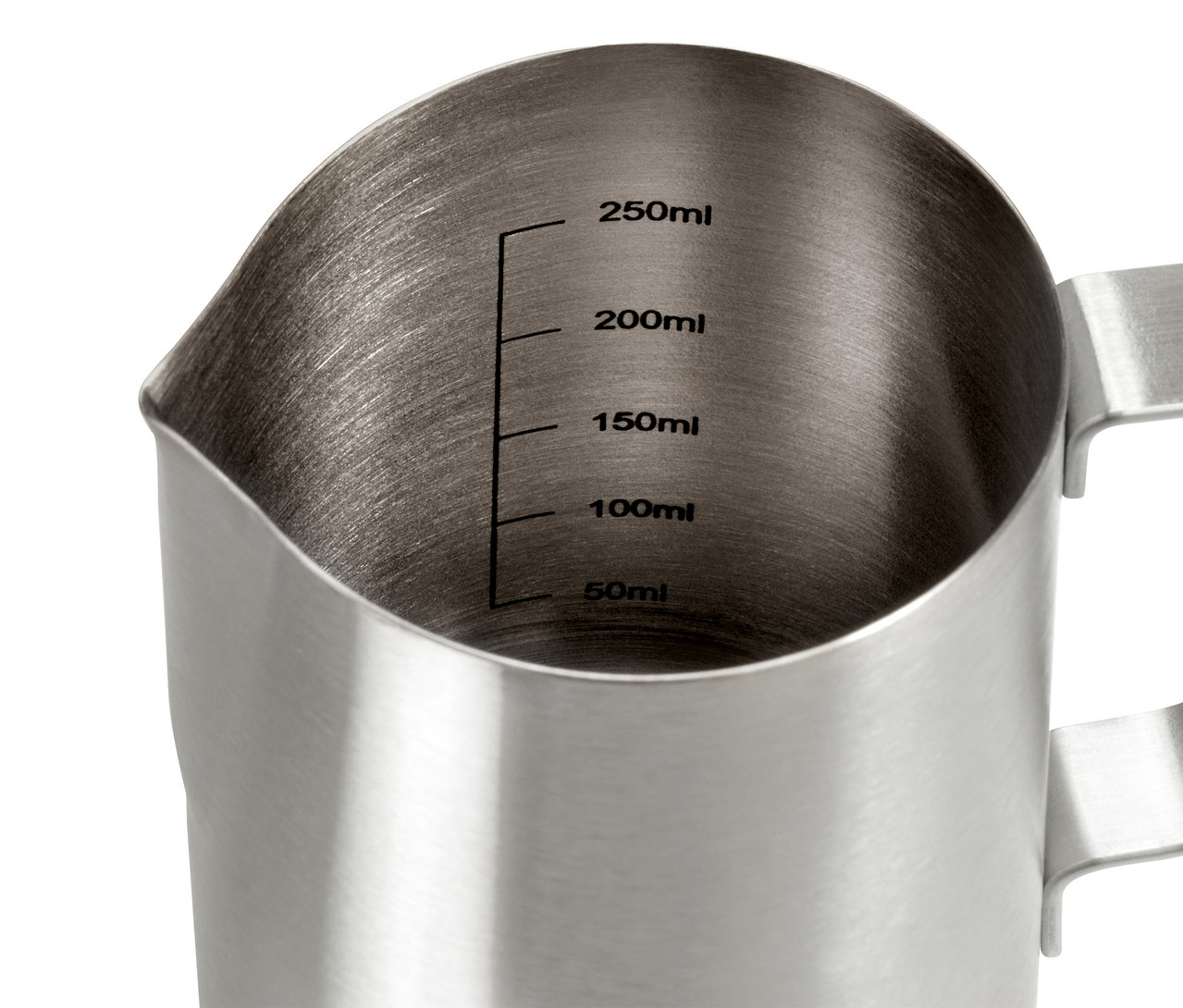 Detail nerezové konvičky na mléko o objemu 300 ml s měřicí stupnicí.