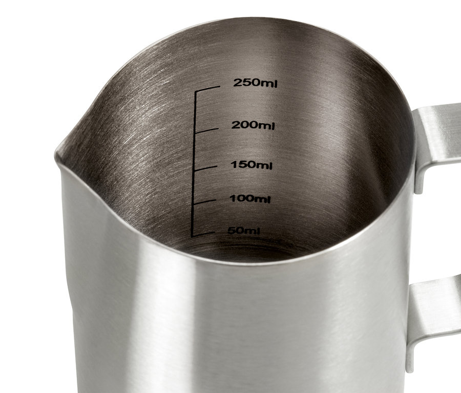 Detail nerezové konvičky na mléko o objemu 300 ml s měřicí stupnicí.