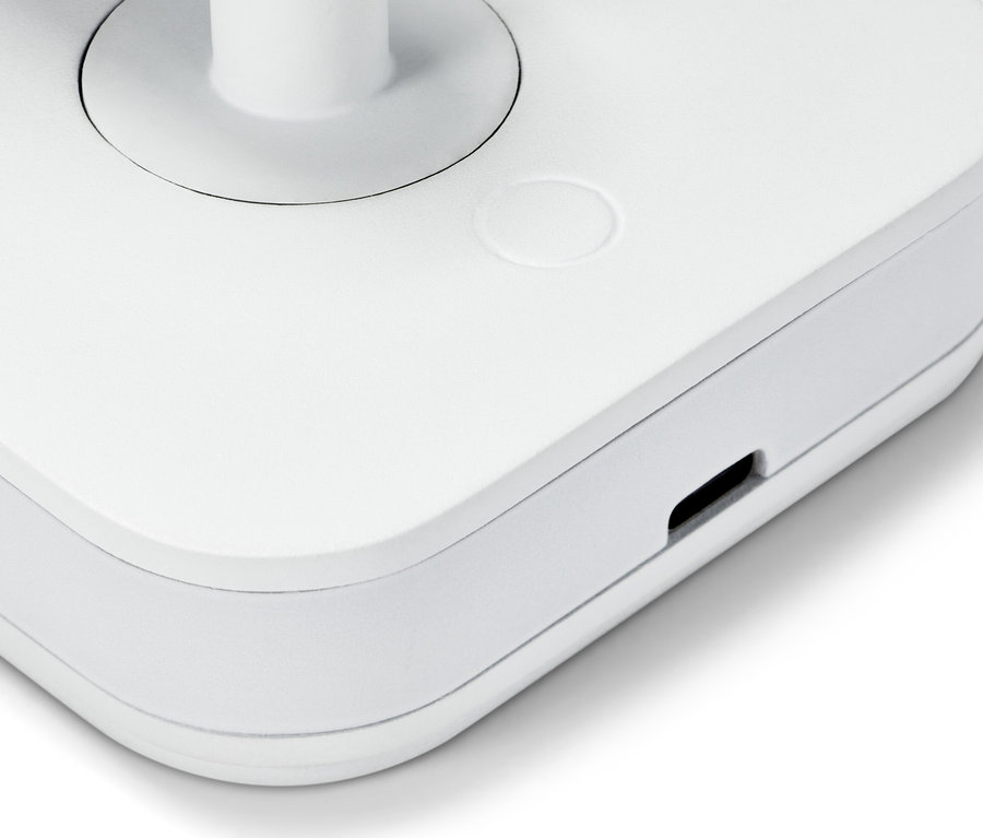 Detail bílého dobíjecího LED nočního světla s bodovým světlem.