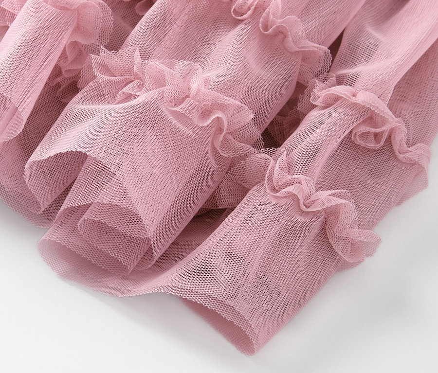 Detail dívčí tylové sukně s volány.