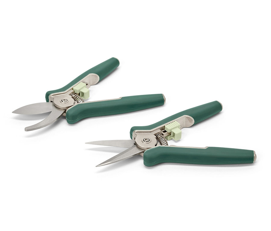 Dvoje malé zahradní nůžky.