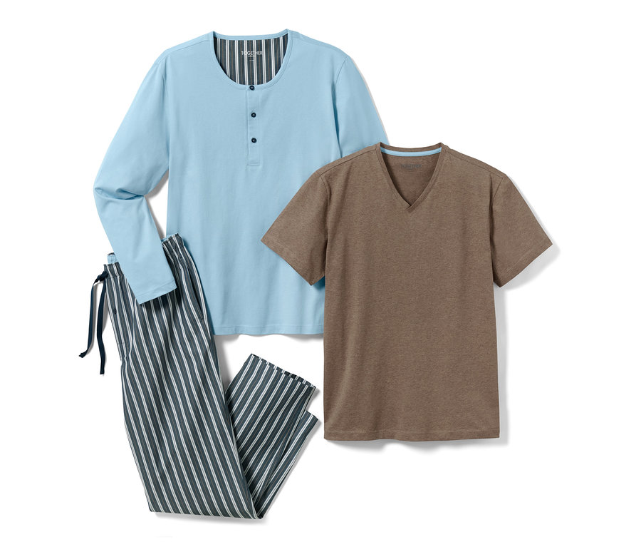 Třídílná pyžamová souprava: světle modré tričko s dlouhým rukávem, hnědé tričko s krátkým rukávem a pruhované kalhoty.