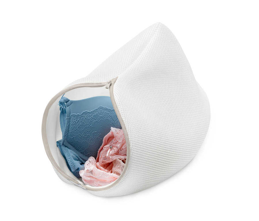 Modrá a růžová krajková podprsenka v bílé síťce na praní.