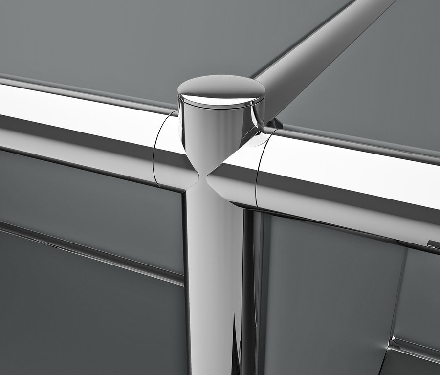 Detail šedé kovové skříně CN3 s chromovanými prvky.