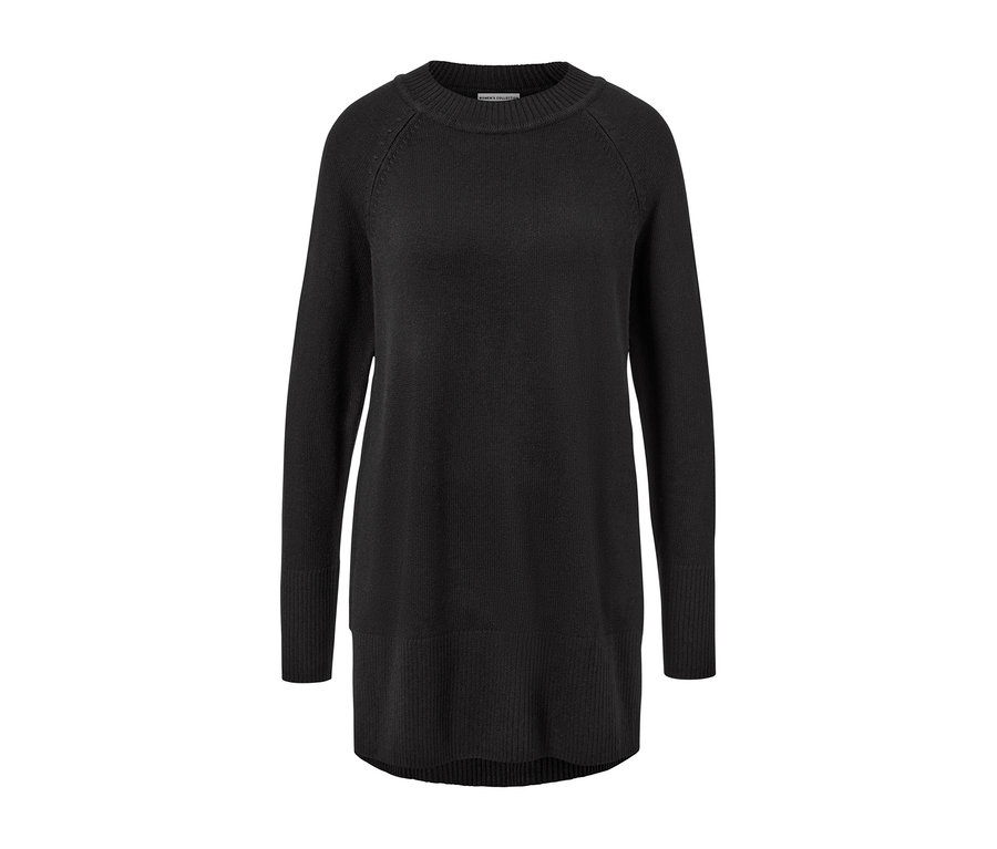 Černý, dlouhý pletený svetr.