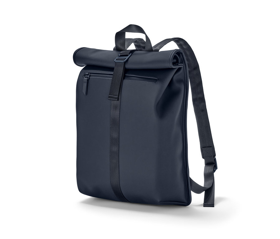 Modrý batoh do deště srolovaný na bílém pozadí.