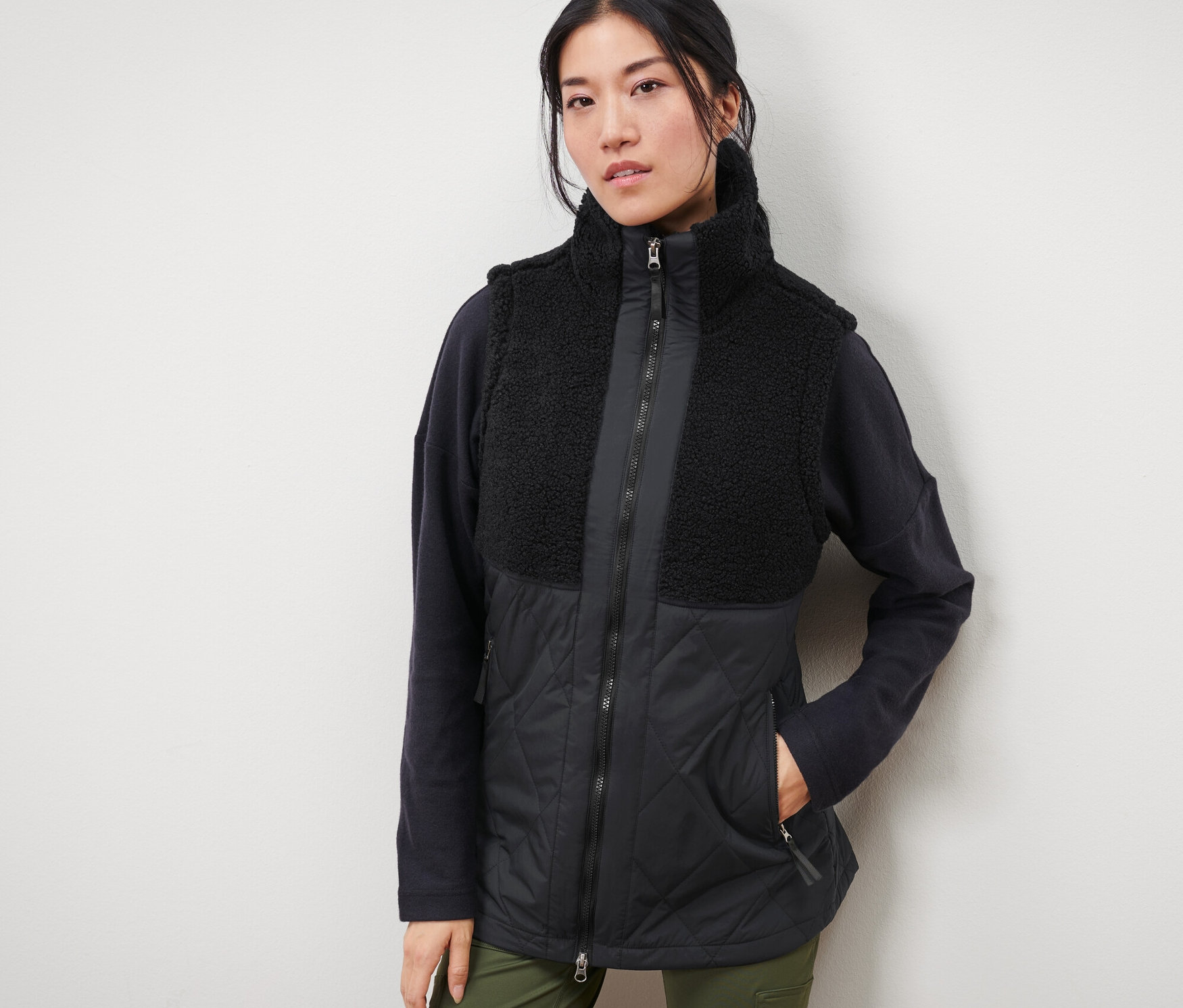 Žena má na sobě plyšovou prošívanou vestu.