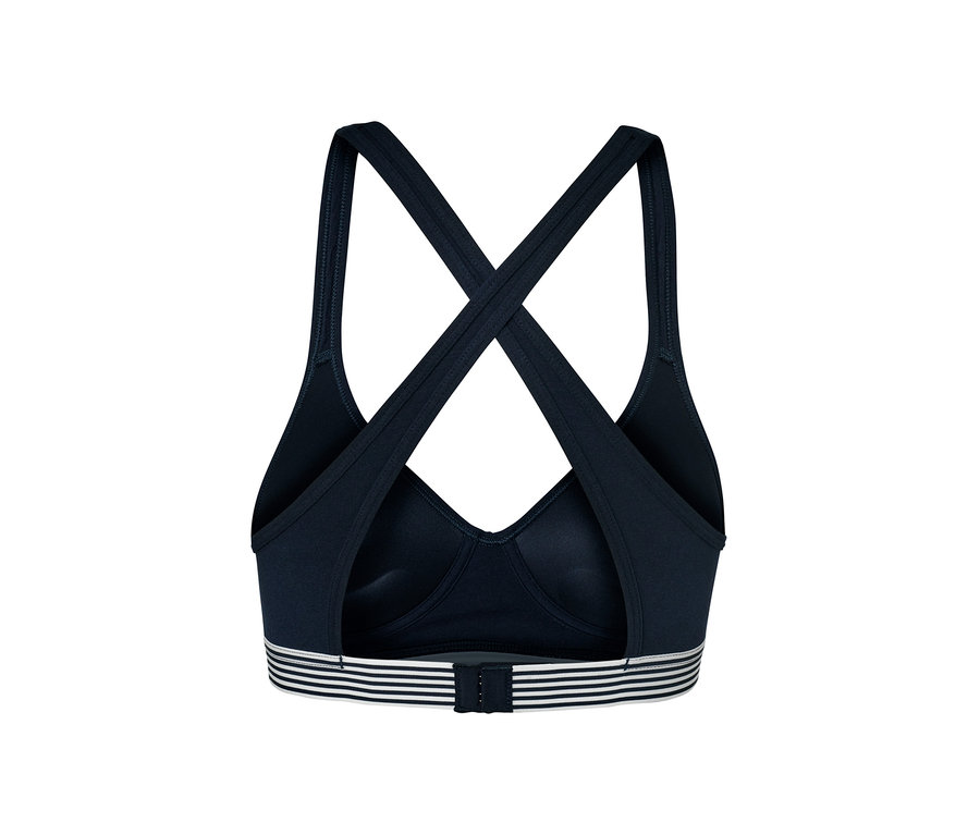 Detail tmavě modré podprsenky s vyztuženými košíčky a střihem racerback zezadu, s překříženými ramínky.