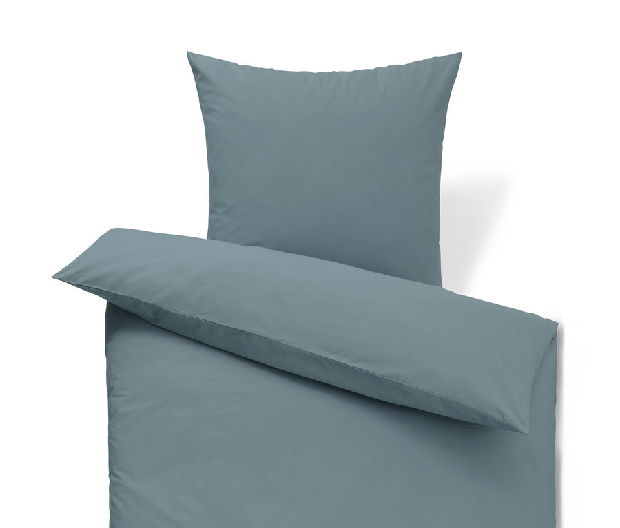 Modré perkálové povlečení: prostěradlo a polštář.