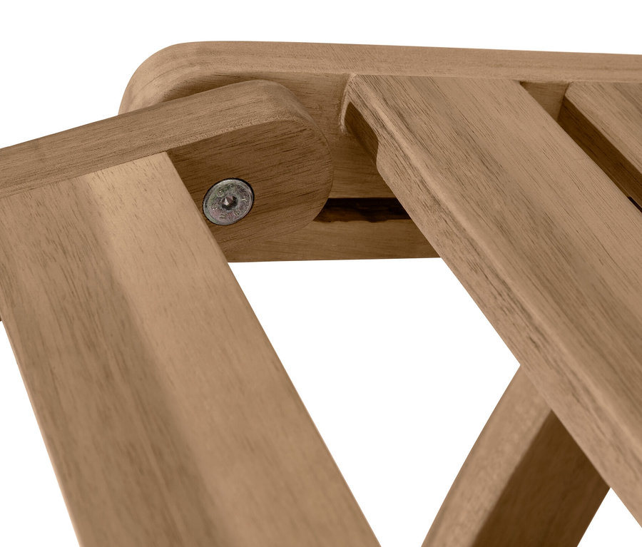 Detail dřevěného lehátka s výsuvnou podnožkou.