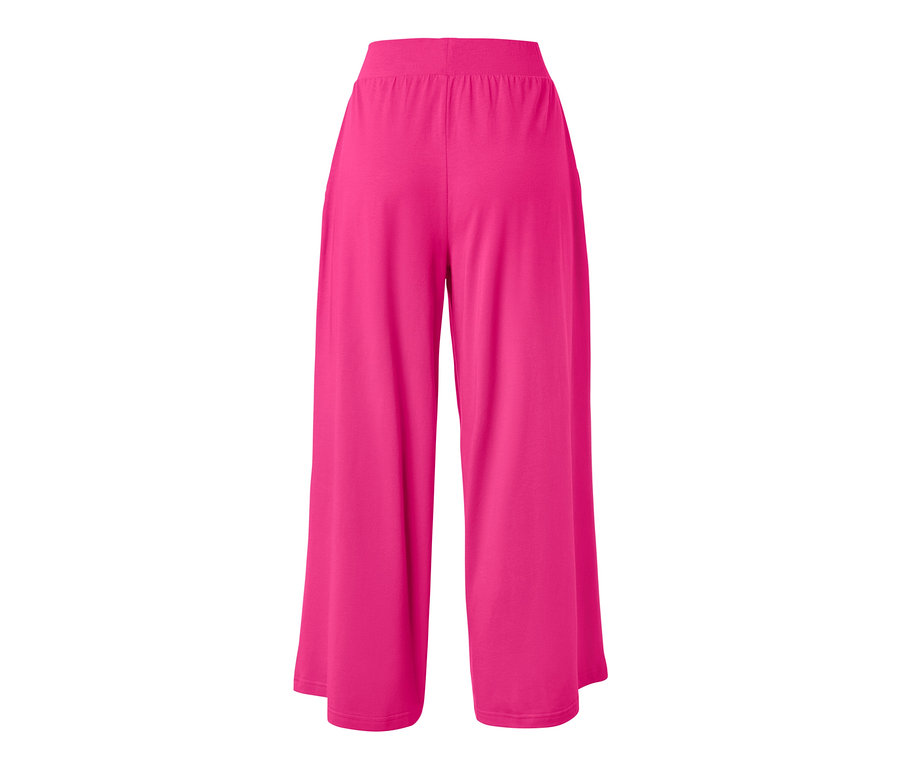 Detailní záběr na růžové žerzejové kalhoty culotte na bílém pozadí.