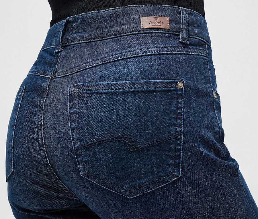 Detailní záběr na tmavě modré džíny Angels »Cici« slim fit na postavě.