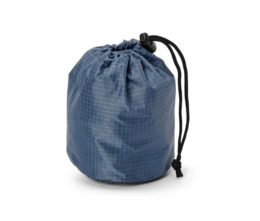Modrý síťovaný outdoorový sáček se stahovací šňůrkou.