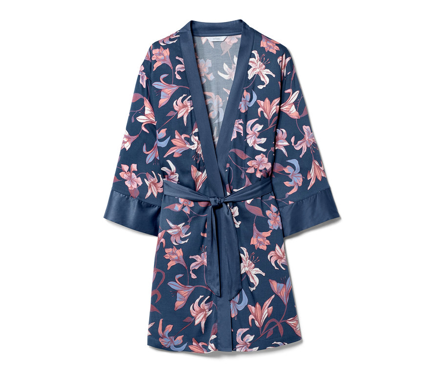 Modrý župan s květinovým vzorem.