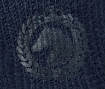 Detailní záběr na dětské kalhotky s potiskem koně v tmavě modré barvě.