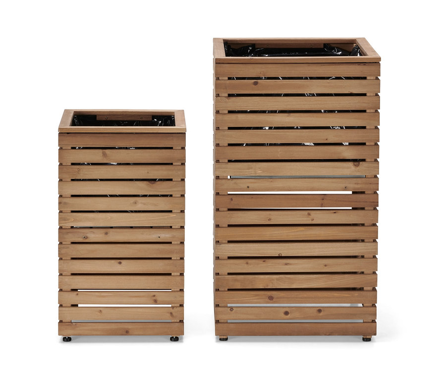 Dva dřevěné sloupy na rostliny »Tinus« různých výšek vedle sebe.