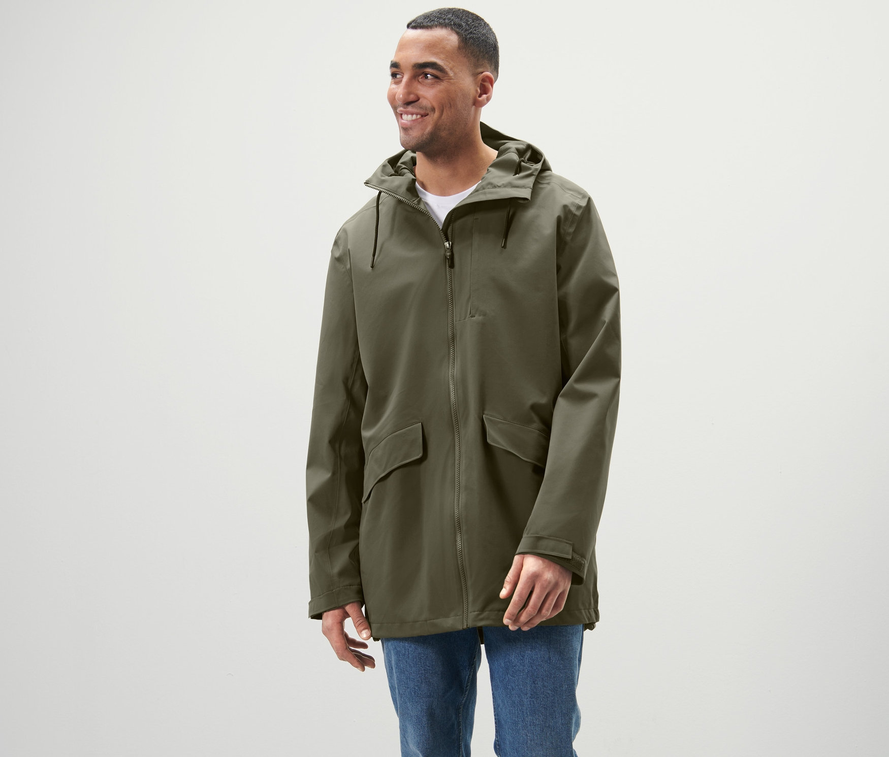 Muž stojí a má na sobě outdoorovou bundu.