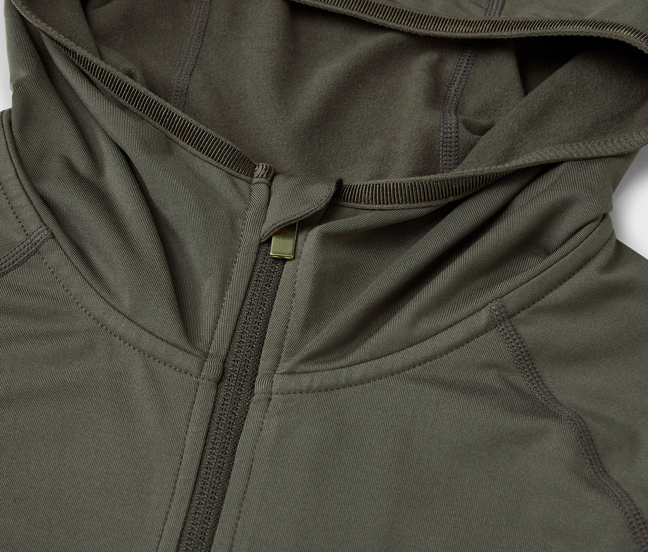Detail olivově zelené mikiny s kapucí a zipem.