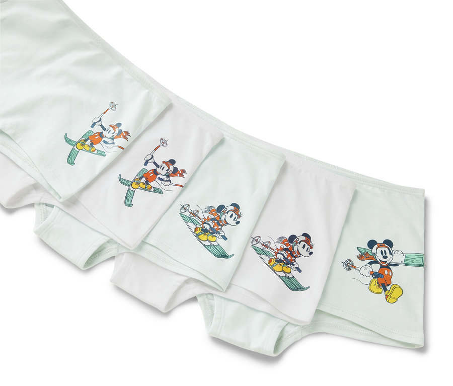 Pět dívek kalhotky »Mickey and Friends« leží vedle sebe, každá s jiným motivem lyžování Mickey Mouse.