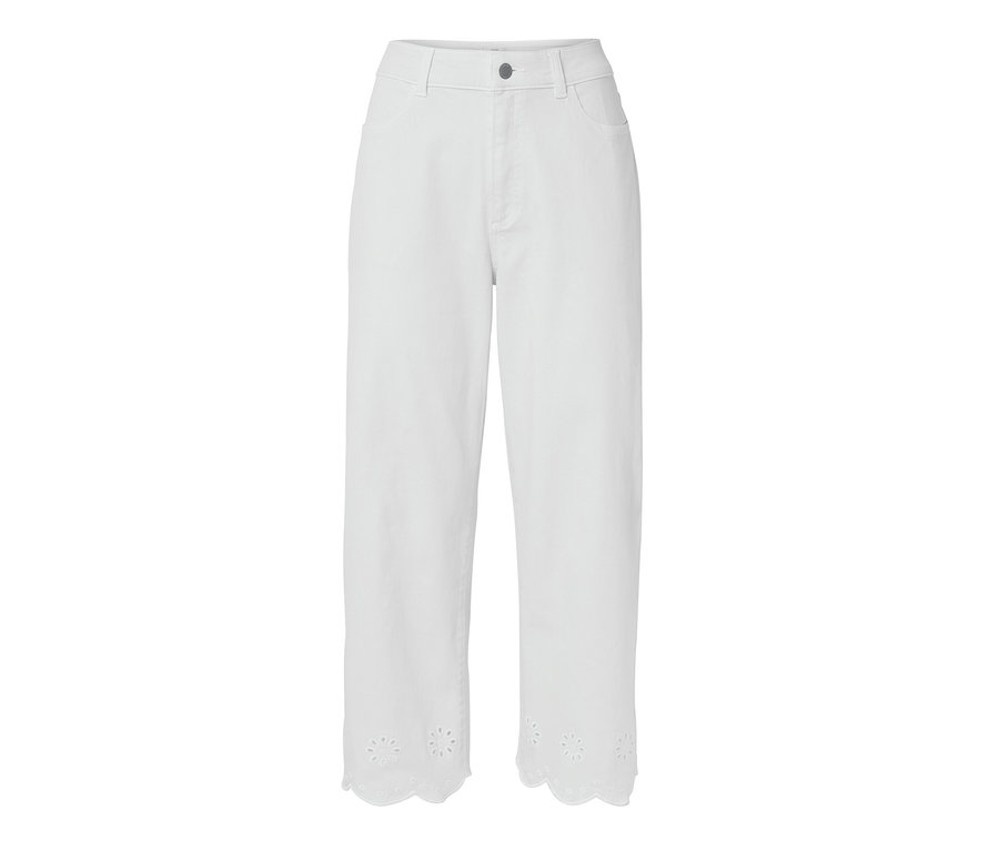 Bílé džíny s ažurovou výšivkou na koncích nohavic.