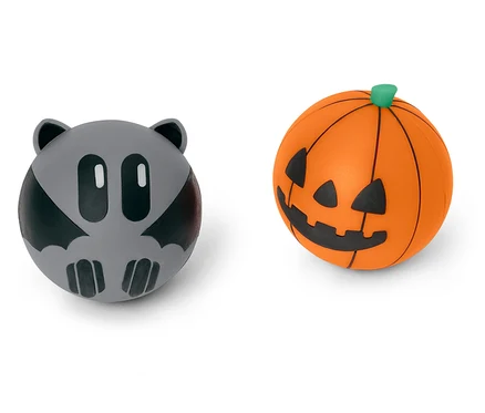 Dva Halloween ozdobné koule: šedá netopýří a oranžová dýňová.
