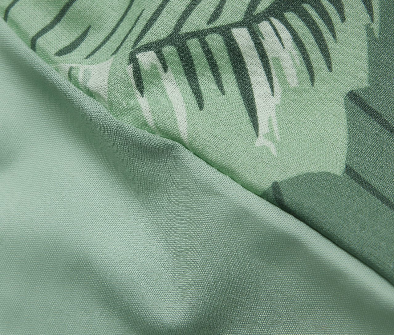 Detail standardní velikosti renforcé povlečení s potiskem palem.