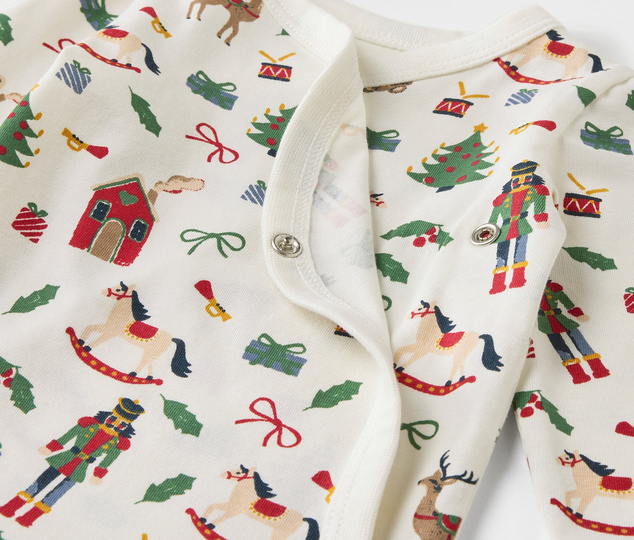Detail bavlněného body s vánočním potiskem.