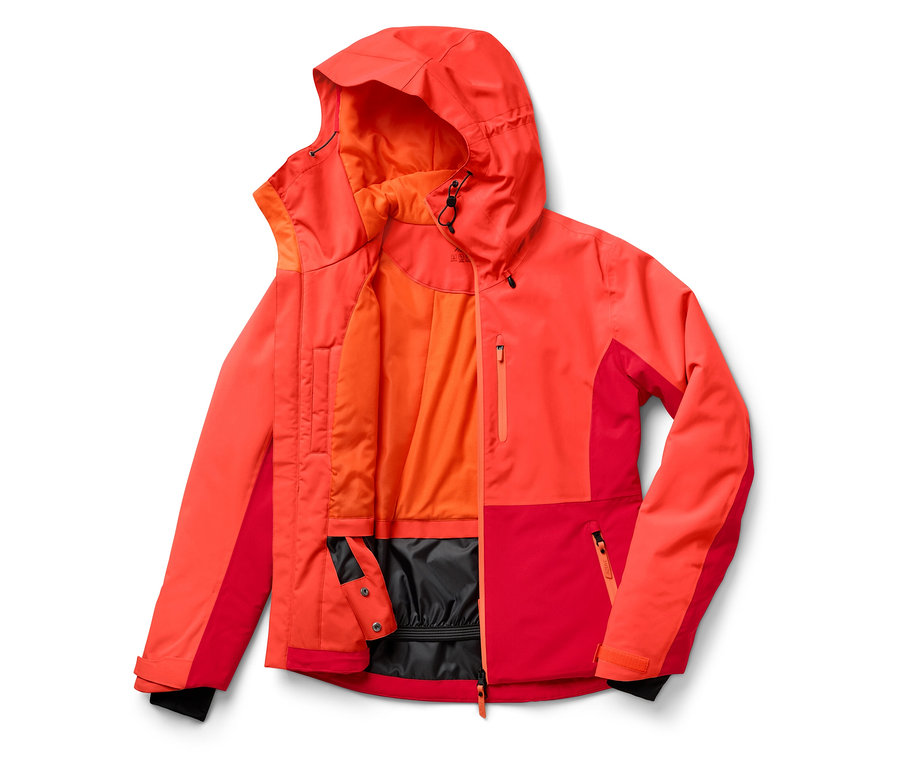 Otevřená červeno-oranžová bunda s kapucí leží na bílém pozadí.