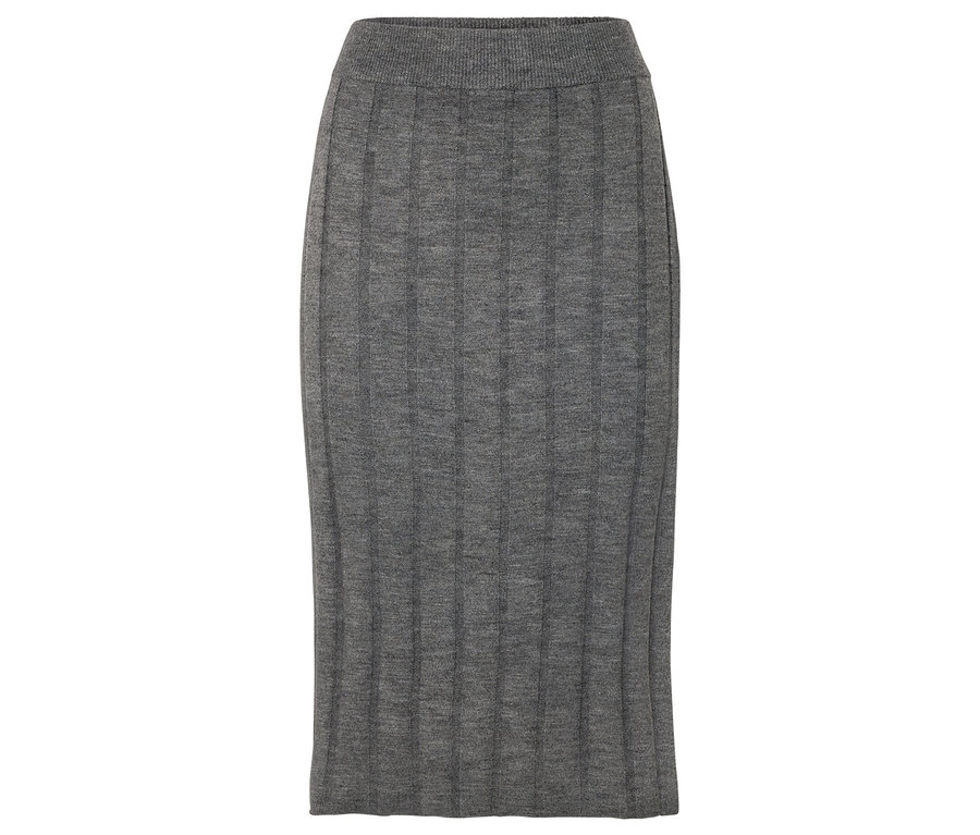 Šedá pletená sukně pouzdrového střihu.