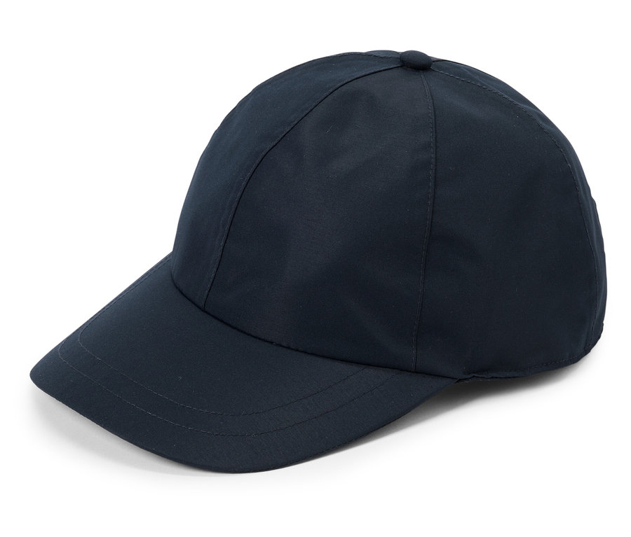 Tmavě modrá baseballová čepice leží na bílém pozadí.