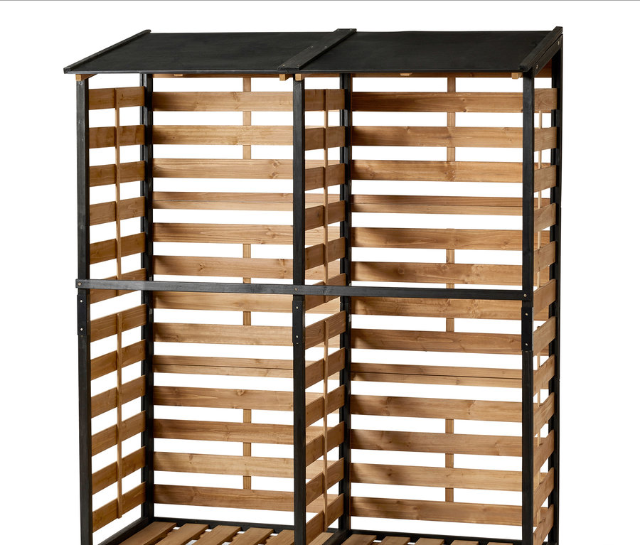 Dvojitý dřevník s černou střechou a dřevěnými latěmi.