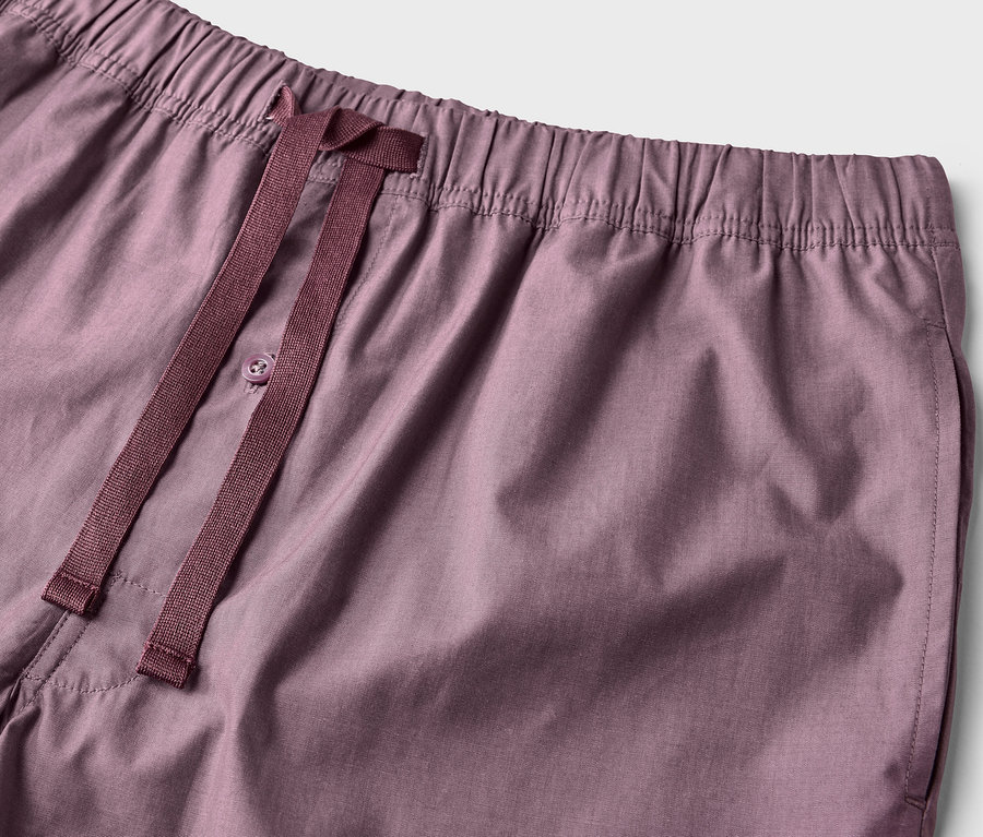 Detail fialových krátkých pyžamových kalhot s elastickým pasem a stahovací šňůrkou.