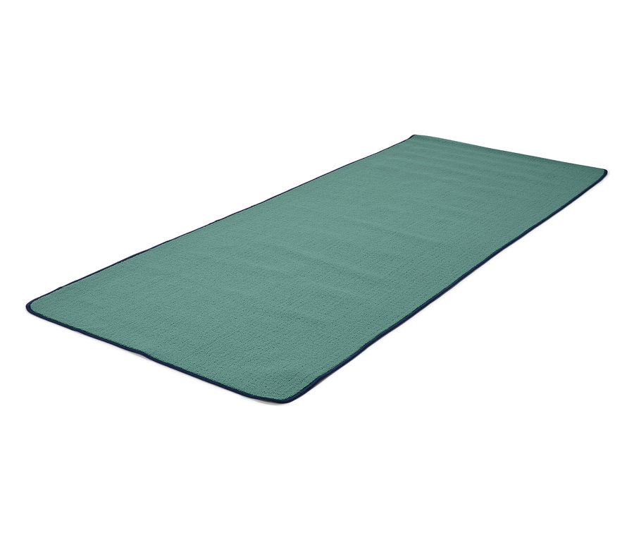 Zelená plážová osuška s tmavě modrým lemem na bílém pozadí.