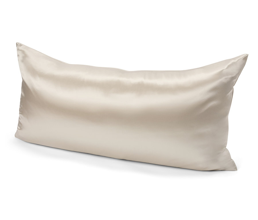 Obdélníkový polštář v saténovém povlaku.