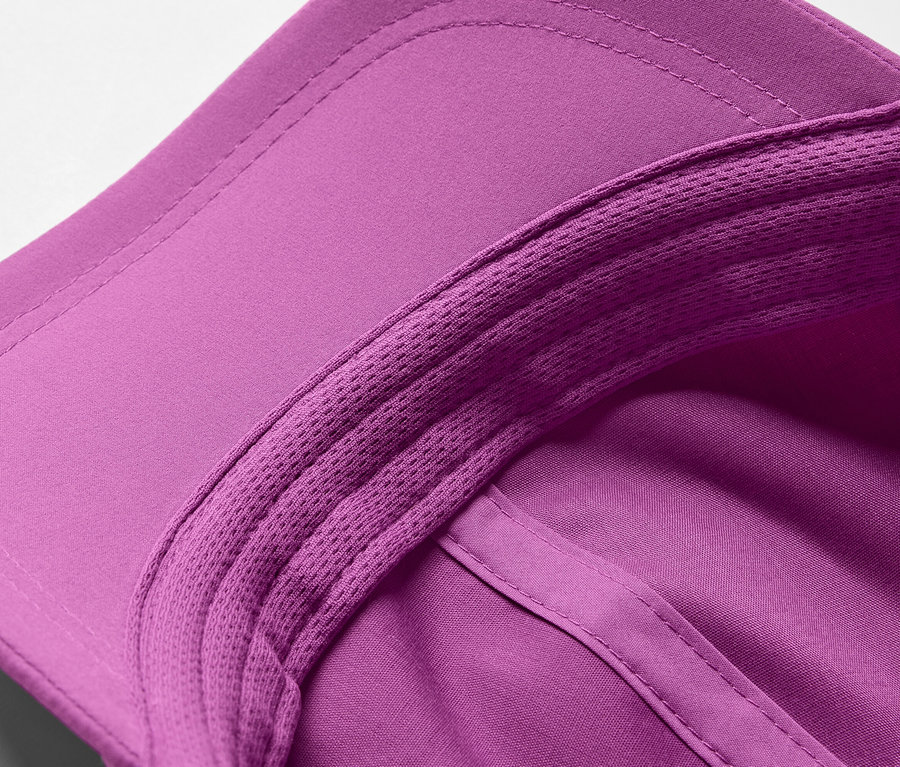 Detail fialové sportovní kšiltovky.