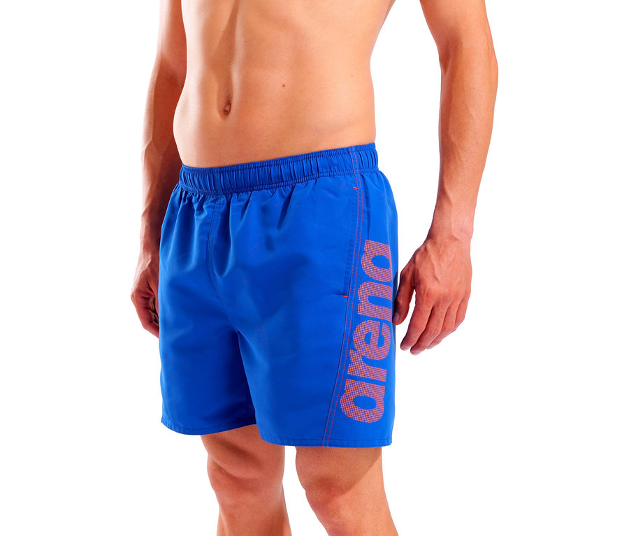 Muž má na sobě modré plavky s logem Arena na noze.