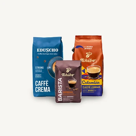 Tři balení kávy na bílém pozadí. Viditelné Eduscho Caffè Crema, Tchibo Barista Espresso a Tchibo Caffè Crema Colombia.
