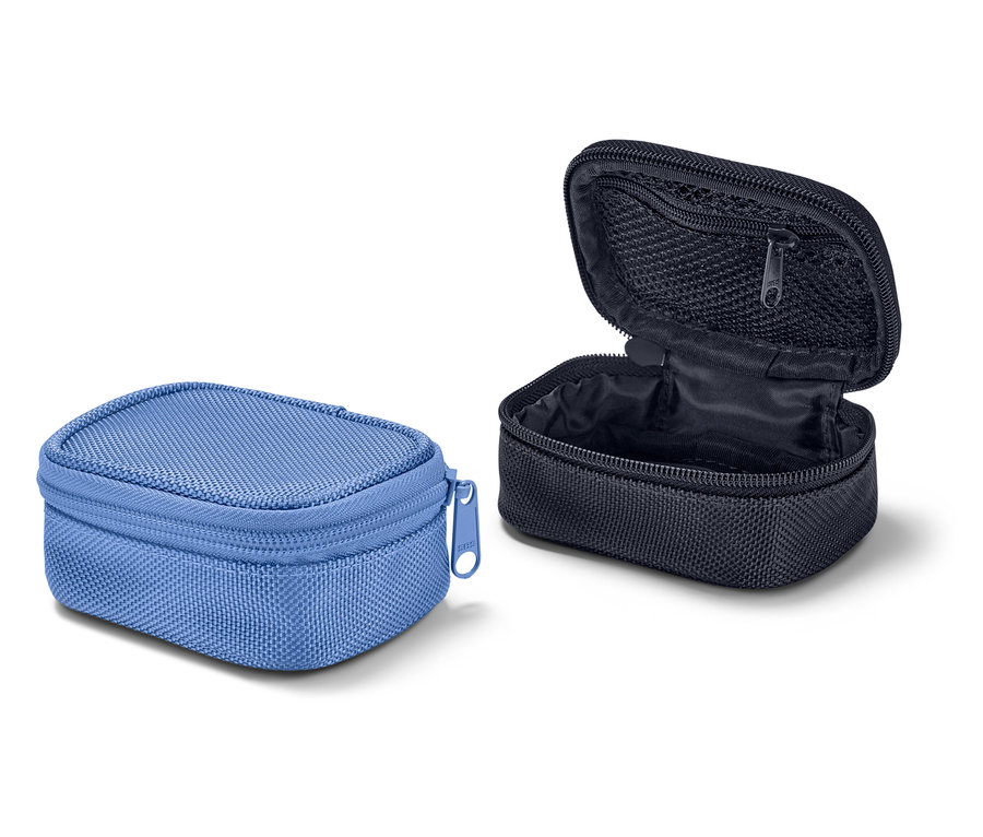 Dvě cestovní úložné taštičky, jedna modrá uzavřená a jedna černá otevřená se síťovanou kapsou.