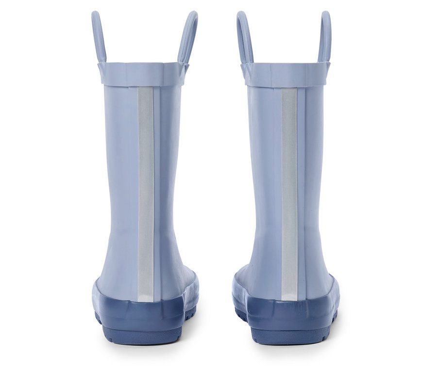 Pohled zezadu na dva světle modré gumáky s modrou podrážkou.