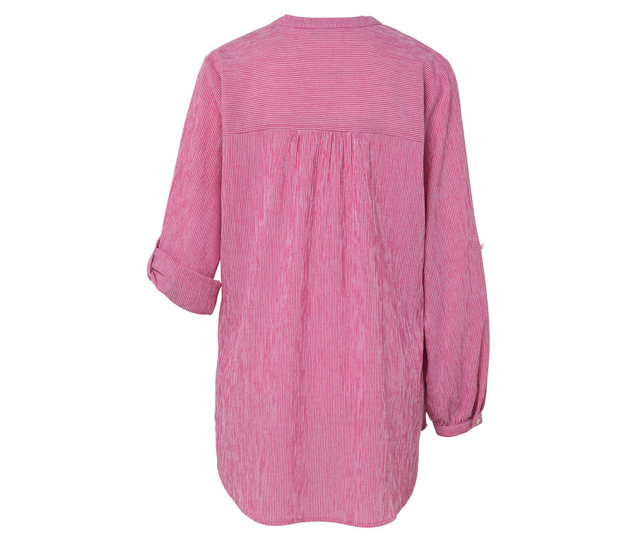 Pohled zezadu na růžovou pruhovanou košili s dlouhými rukávy.