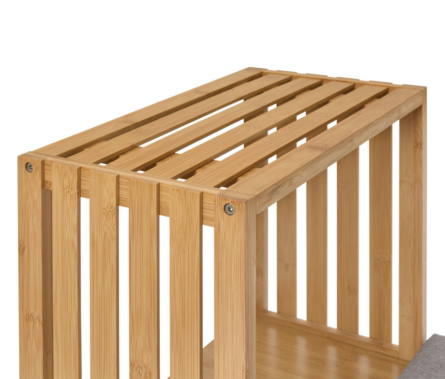 Detailní záběr na bambusovou stoličku s lamelovou deskou