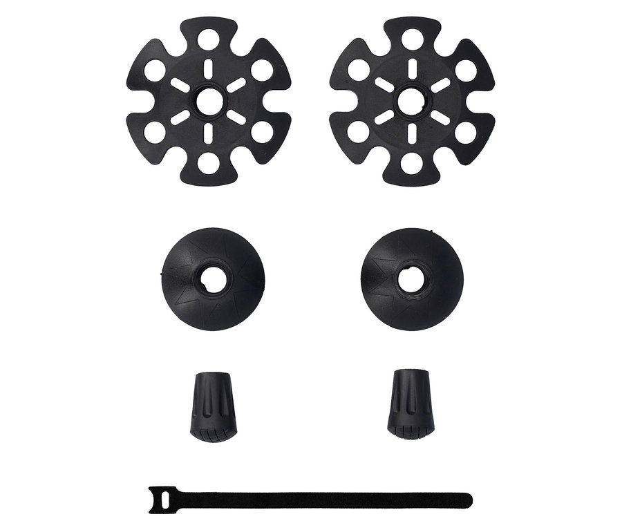 Různé černé nástavce na trekingové hole a pásek na suchý zip leží na bílém pozadí.