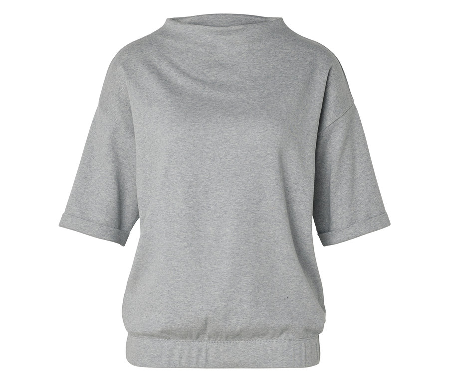 Šedá mikina s krátkým rukávem a vysokým límcem.