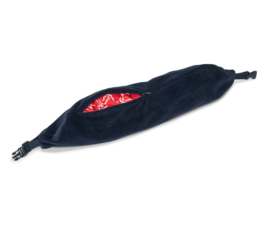 Tmavě modrá ledvinka leží na bílém pozadí, s částečně otevřenou kapsou na zip, která odhaluje červenou látku s bílým vzorem.