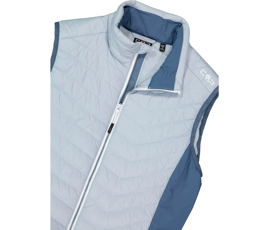 Světle modrá prošívaná vesta s modrým límcem a zipem.