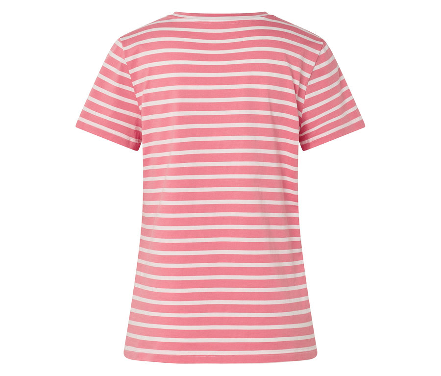 Detail růžového trička s bílými vodorovnými pruhy.