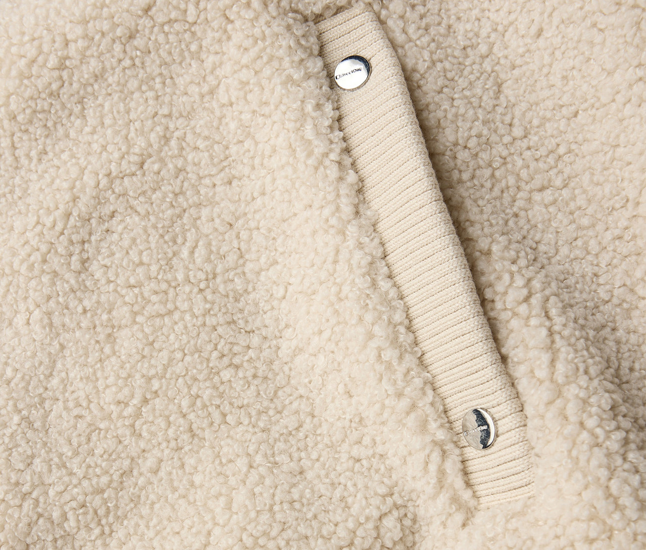 Detailní pohled na plyšovou vestu Street One s knoflíkovým zapínáním.