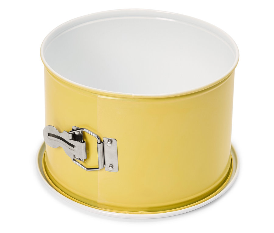 Žlutá forma na pečení s bílým vnitřkem a stříbrným zámkem na bílém pozadí.