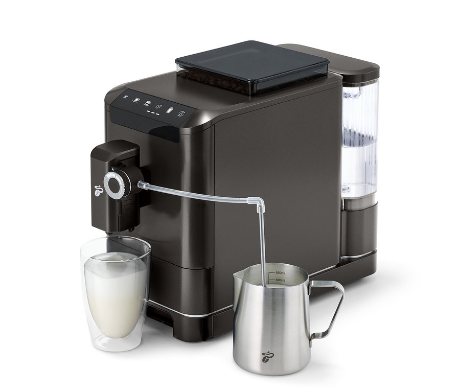 Kávovar »Esperto 2 Milk« Granite Black plní mléko do sklenice.